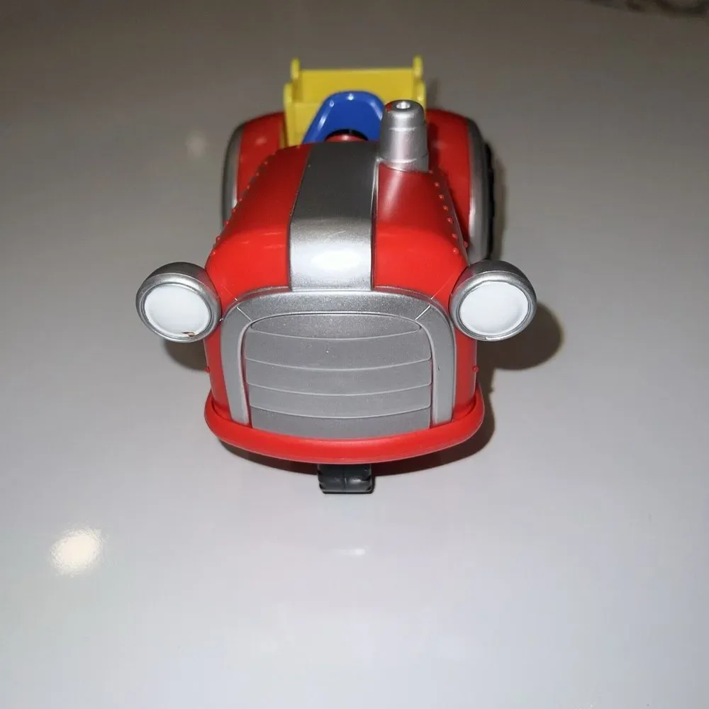 CoComelon Musical Farm Tractor With‎ Animal Sounds Red 7